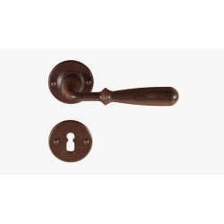 MANIGLIA FORGIATA SU ROSETTA RUGGINE FM031.N