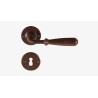 MANIGLIA FORGIATA SU ROSETTA RUGGINE FM031.N