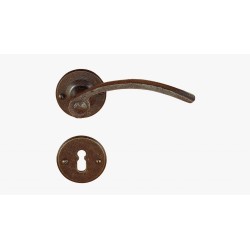 MANIGLIA FORGIATA SU ROSETTA RUGGINE FM366.N