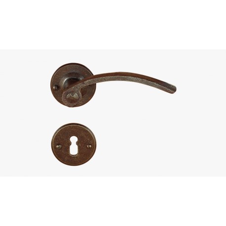 MANIGLIA FORGIATA SU ROSETTA RUGGINE FM366.N