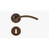 MANIGLIA FORGIATA SU ROSETTA RUGGINE FM366.N