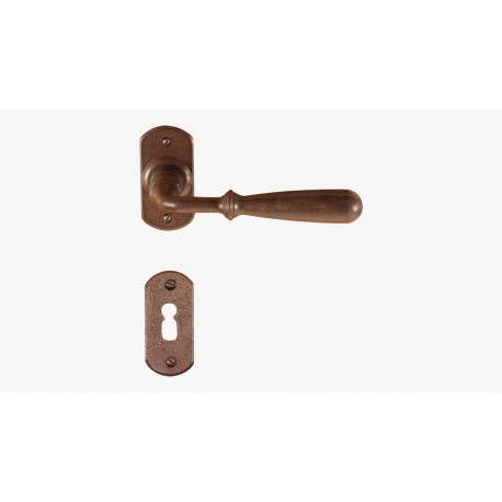 MANIGLIA FORGIATA SU ROSETTA RUGGINE FM031.N.STR