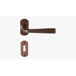MANIGLIA FORGIATA SU ROSETTA RUGGINE FM044.N.STR
