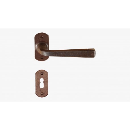 MANIGLIA FORGIATA SU ROSETTA RUGGINE FM044.N.STR