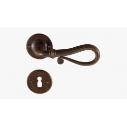 MANIGLIA FORGIATA SU ROSETTA RUGGINE FM016.N